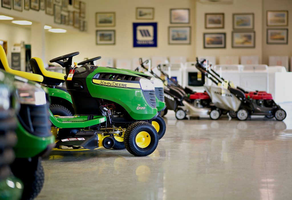 What’s the Difference Between a Riding Lawn Mower and a Lawn Tractor