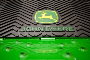 John-Deere-logo-on-tractor-1024×681.jpg