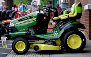 John-Deere-riding-lawn-mower-display-1024×640.jpg