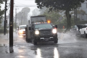 Cars-Driving-Through-Heavy-Rain-With-Hazard-Lights-On-1024×683.jpg