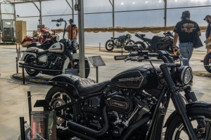 IMS-Chicago-custom-bikes-with-Yaroslav-Lutsenkos-custom-2019-Harley-Davidson-FXBB-in-front-1024×683.jpg