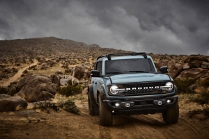 Light-blue-2021-Ford-Bronco-driving-on-rocky-terrain-1024×682.jpg